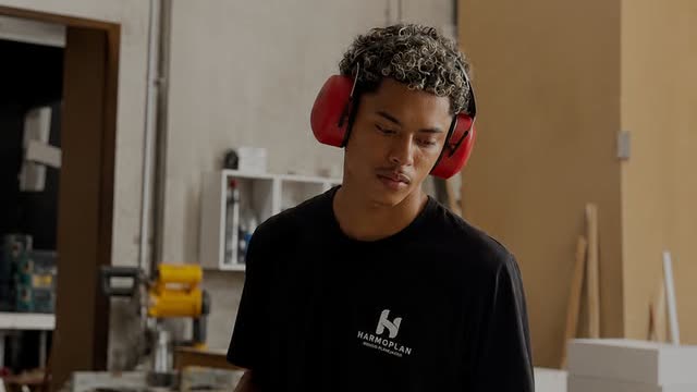 Marceneiro da Harmoplan na produção